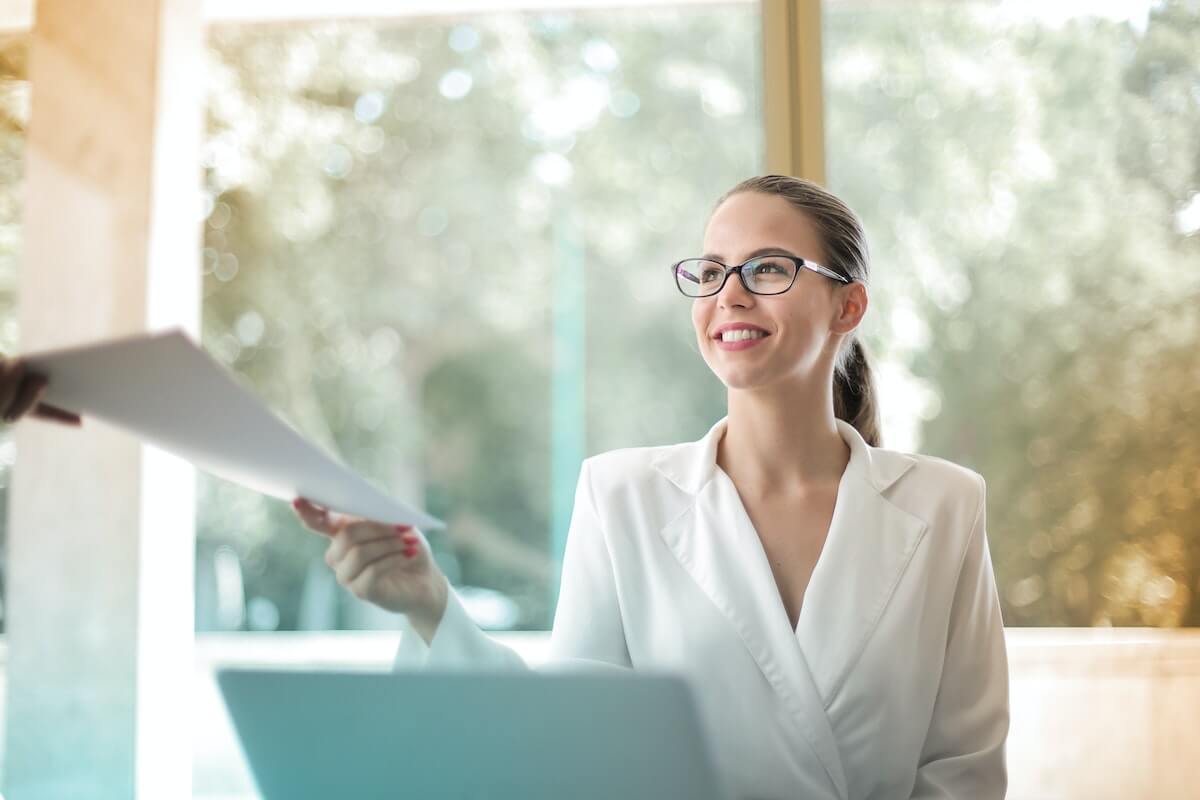 donna consegna documenti di lavoro