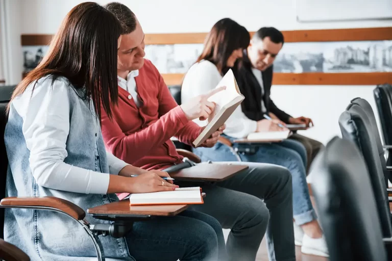 Conversazione in classe tra due individui