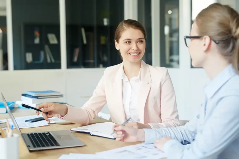 Discussione tra donne in ufficio